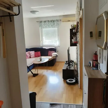 On Quiet Street Location Appartement *