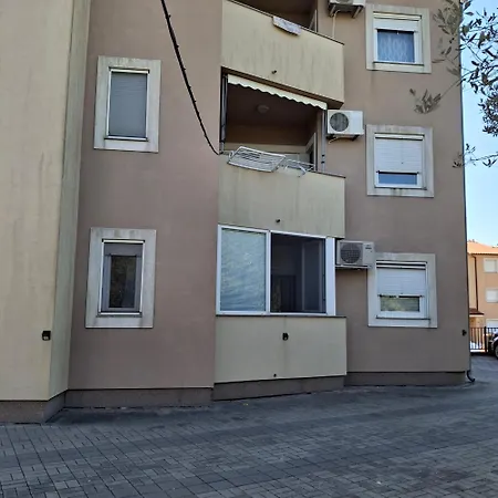 On Quiet Street Location Appartement *